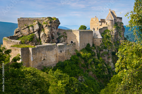 Foto: Burgruine Aggstein am rechten Donauufer. Burgruine Aggstein am rechten Donauufer.