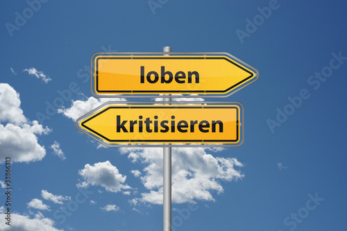 Photo: Wegweiser - loben oder kritisieren Wegweiser - loben oder kritisieren