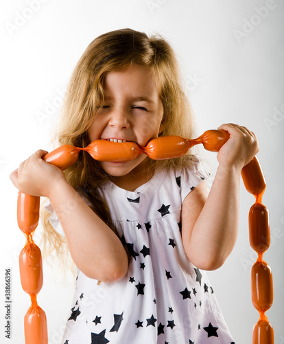 Photo: Kind in die Wurst beißen Kind in die Wurst beißen