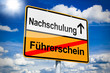 Ortseingangsschild mit Nachschulung und Führerschein