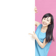 メッセージボードを指差す女性