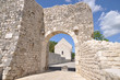 Stadttor und Kirche in Nin, Kroatien