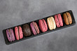 Macarons multicolores alignés, fond gris Macarons multicolores alignés, fond gris