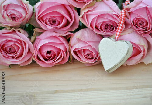 Photo: Rosen mit weißem Holzherz Rosen mit weißem Holzherz