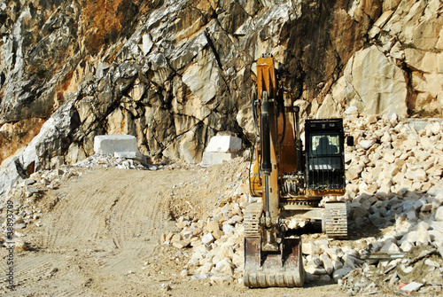 Photo: bulldozer lavora in cava bulldozer lavora in cava