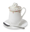 Becher Kakao mit Sahne auf weißem Hintergrund