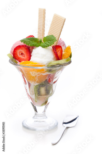Foto: Früchtebecher vor weiß mit Waffel Früchtebecher vor weiß mit Waffel