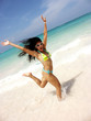 Joven mujer disfrutando en la playa.