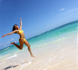 Joven mujer disfrutando en la playa.