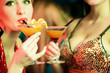 Foto: Frauen in einem Club trinken Cocktails Frauen in einem Club trinken Cocktails