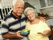 Abuelos felices en una cocina.