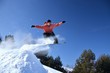 homme avec planche à neige