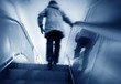 Foto: woman in escalator woman in escalator