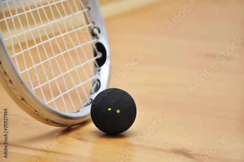 Foto: squash racket and ball squash racket and ball