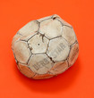 Alter, beschaedigter und verbeulter Fussball