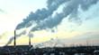 Vídeo: Thermal station smoke in sky at winter sunset Thermal station smoke in sky at winter sunset