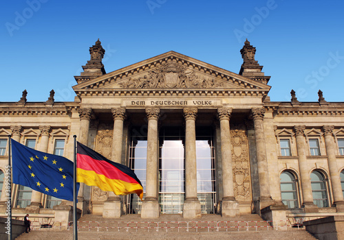 Foto: bundestag mit eu und brd flagge bundestag mit eu und brd flagge