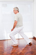 Senior dehnt sich vor Sport