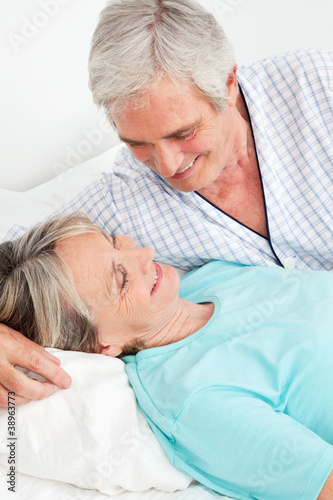 Foto: Senioren lachen im Schlafzimmer Senioren lachen im Schlafzimmer