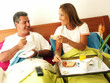 Foto: Pareja desayunando en la cama. Pareja desayunando en la cama.