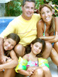 Foto: Familia en una piscina. Familia en una piscina.