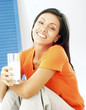 Joven mujer latina bebiendo leche.
