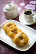 frittelle e caffè nero a colazione