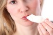 Frau mit Maeuschen an Lippen