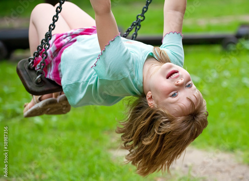 Photo: mädchen beim spielen mädchen beim spielen