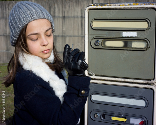 Photo: fillette allant chercher le courrier fillette allant chercher le courrier