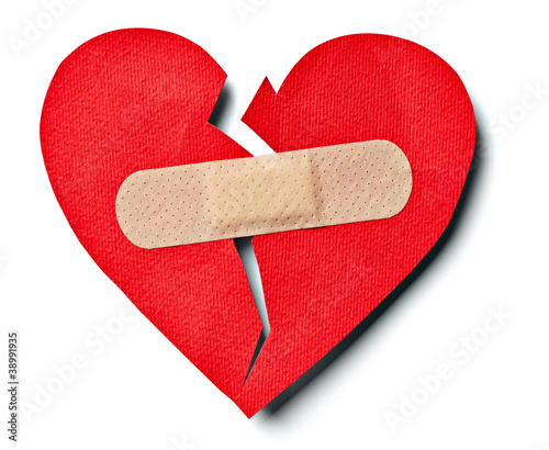 Foto: broken heart love relationship and plaster bandage broken heart love relationship and plaster bandage
