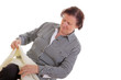 Seniorin zieht sich an