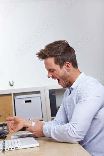 Photo: Mann hält sich schmerzende Hand Mann hält sich schmerzende Hand