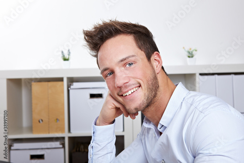 Foto: Dynamischer Mann im Büro Dynamischer Mann im Büro