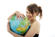 Junges Maedchen mit Globus