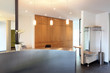 Empfangstresen mit Garderobe und Schrankwand