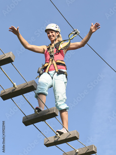 Photo: Junge Frau im Hochseilgarten Junge Frau im Hochseilgarten