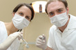 Photo: Zahnarzt und Helferin behandeln einen Patienten Zahnarzt und Helferin behandeln einen Patienten
