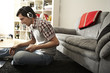 Junger Mann hört zu Hause Musik