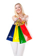 junge blonde Frau mit Einkaufstaschen