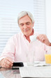 Senior schaut auf Smartphone