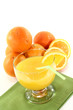 frischer Orangensaft mit Orangenhälften