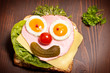 Brotgesicht auf dunklem Brett Brotgesicht auf dunklem Brett