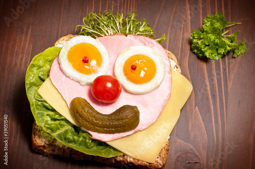 Photo: Brotgesicht auf dunklem Brett Brotgesicht auf dunklem Brett