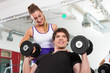 Foto: Paar trainiert in Fitnessstudio mit Hanteln Paar trainiert in Fitnessstudio mit Hanteln