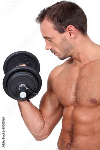 Foto: bare-chested and muscular man doing fitness with dumbbell bare-chested and muscular man doing fitness with dumbbell