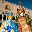 Foto: VENICE, ITALY - FEBRUARY 26: Unidentified people in Venetian mas VENICE, ITALY - FEBRUARY 26: Unidentified people in Venetian mas
