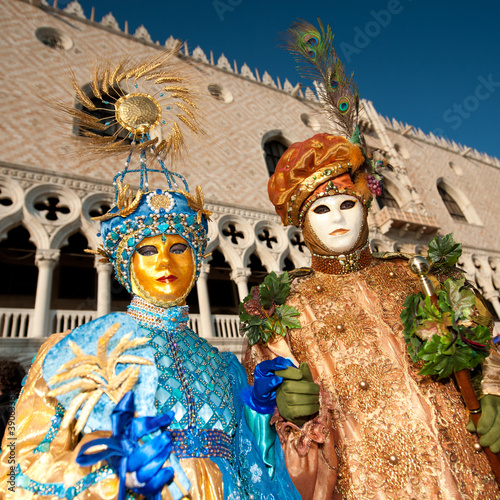 Foto: VENICE, ITALY - FEBRUARY 26: Unidentified people in Venetian mas VENICE, ITALY - FEBRUARY 26: Unidentified people in Venetian mas