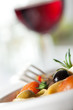 Nudeln mit Tomaten und Oliven