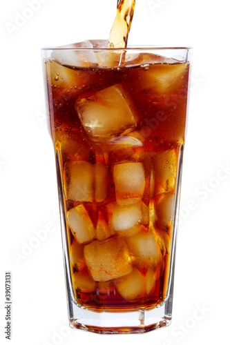 Foto: Cola pouring into a glass isolated on white Cola pouring into a glass isolated on white